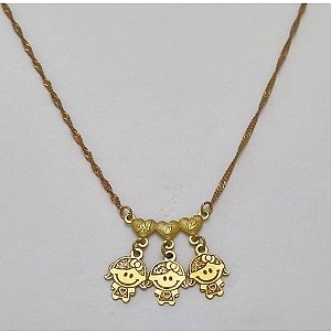GARGANTILHA NO BRUTO PRONTO PARA O BANHO (CAROL) COM CORRENTE SINGAPURA "45CM " - FECHO LAGOSTA - COM CANGA "MAE ESCRITO NO CORAÇÃO 20X8MM - TRÊS MENINA DE 13MM -BRU100276A