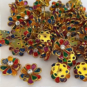 BRINCO NO BRUTO PRONTO PARA O BANHO  - FLOR COM PÉTALAS ARREDONDADAS DE VIDRO E CENTRO COM ZIRCÔNIA - PESO TOTAL 3,4GR - BRU100287A