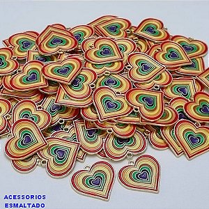 ACESSÓRIO NO BRUTO PRONTO PARA O BANHO - CORAÇÕES COLORIDOS FEITO EM ALTA FUSÃO - ESMALTADO - TAMANHO 26MM  - PESO 2,9GR - BRU000825