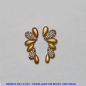 BRINCO NO BRUTO PRONTO PARA O BANHO LATÃO -  FORMATO GOTAS COM MICRO ZIRCÔNIAS 28X10MM - PESO TOTAL 3,2GR - BRU100346A
