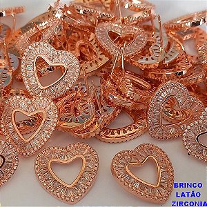 BRINCO NO BRUTO PRONTO PARA O BANHO (CX38)  - FORMATO DE CORAÇÃO TODO CRAVEJADO - PESO 4,5GR - TAMANHO 18MM - BRU7883