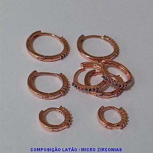 BRINCO NO BRUTO PRONTO PARA O BANHO - ARGOLA REDONDA DE PRESSÃO (TRANQUETA) 1 FILEIRA DE MICRO ZIRCÔNIAS COLORIDA - TAMANHO DO TRIO 18/14/10MM - PESO 9.0 GR- BRU8858