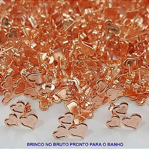 BRINCO NO BRUTO PRONTO PARA O BANHO) (CX38) (V3391) - PESO TOTAL 0,7GR - (VENDIDO POR PAR)  MODELO 3 CORAÇÕES  - (ROB)TAMANHO 10MM BRU0001322