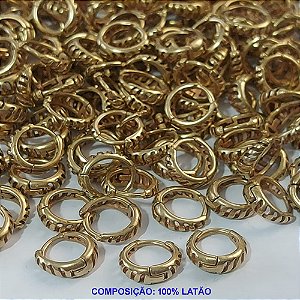 BRINCO NO BRUTO PRONTO PARA O BANHO(CX87) - ARGOLINHA DE PRESSÃO (TRANQUETA) EM FORMATO REDONDO COM DETALHES VAZADOS - TAMANHO 10MM - PESO 0,5GR - BRU9015