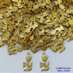 ACESSORIO PINGENTE NO BRUTO (CX21) PRONTO PARA O BANHO - (E0466) COMPOSIÇÃO 100% LATÃO - TAMANHO 7X15MM PESO TOTAL 0,2GR ANJO REZANDO BRU0001369