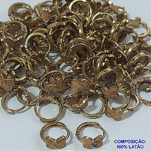 BRINCO NO BRUTO PRONTO PARA O BANHO - ARGOLINHA DE PRESSÃO (TRANQUETA) EM FORMATO REDONDO COM DOIS CORAÇÕES - TAMANHO 14MM - PESO 2,2GR - BRU9075