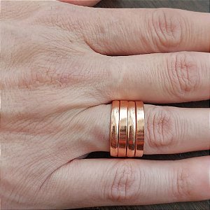 ALIANÇA NO BRUTO PRONTO PARA O BANHO - ALIANÇA COM 4 AROS LARGURA: 12MM COMPOSIÇÃO: 100% LATÃO - ALIANÇA SOLDADA " NÃO USINADA " PESO MÉDIO 5,5GR - ANEL000275