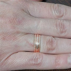ALIANÇA NO BRUTO PRONTO PARA O BANHO - ALIANÇA COM 3 AROS LARGURA: 6MM COMPOSIÇÃO: 100% LATÃO - ALIANÇA SOLDADA "NÃO USINADA" - PESO MÉDIO 2,4GR - ANEL000280