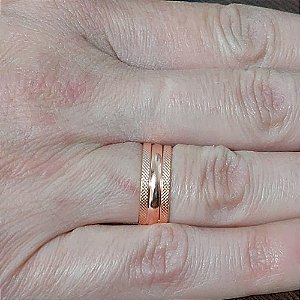 ALIANÇA NO BRUTO PRONTO PARA O BANHO - ALIANÇA COM 3 AROS LARGURA: 7MM COMPOSIÇÃO: 100% LATÃO - ALIANÇA SOLDADA "NÃO USINADA" - PESO MÉDIO 2,5GR - ANEL000281