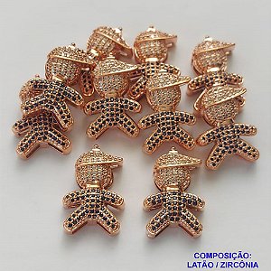 PINGENTE NO BRUTO PRONTO PARA O BANHO (CX09) - PINGENTE MENINO COM BONÉ CRAVEJADO COM MICRO ZIRCONIAS - TAMANHO 25MM - PESO TOTAL 3,9GR - BRU0001441