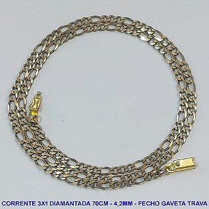 CORRENTE MASCULINA NO BRUTO PRONTO PARA O BANHO - CORRENTE 3X1 ELLO BATIDO DIAMANTADA (M3118) - COMPRIMENTO: 70CM - LARGURA 4,2MM - FECHO GAVETA COM TRAVA - PESO 15,3GR - COMPOSIÇÃO: 100% LATÃO - BRU9254