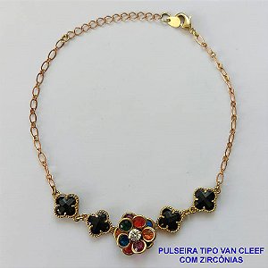 PULSEIRA NO BRUTO PRONTO PARA O BANHO - PULSEIRA TIPO VAN CLEEF 4 PINGENTES EM VIDRO DE 6MM E FLOR CRAVEJADA COM ZIRCÔNIA 14MM - PULSEIRA COM 18CM + EXTENSOR - PESO TOTAL: 4,8GR - COMPOSIÇÃO: LATÃO / VIDRO - BRU9406