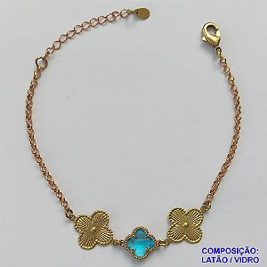 PULSEIRA NO BRUTO PRONTO PARA O BANHO - PULSEIRA TIPO VAN CLEEF COM 1 PINGENTE 11MM EM VIDRO AZUL E 2 PINGENTES 15MM EM LATÃO - PULSEIRA COM 18CM + EXTENSOR - PESO TOTAL: 3,6GR - COMPOSIÇÃO: LATÃO / VIDRO BRU9455