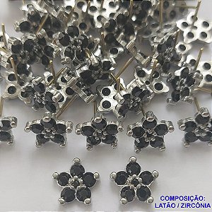 ACESSORIO BRINCO NO BRUTO PRONTO PARA O BANHO (CX38) - BRINCO DE PINO FORMATO FLOR CRAVEJADO EM ZIRCÔNIA PRETO - TAMANHO 11MM (MAD) - PESO TOTAL 1,6GR - BRU0001529
