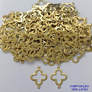 ACESSORIO NO BRUTO PRONTO PARA O BANHO(CX91)- ACESSORIO PINGENTE TIPO VAN CLEEF VAZADA COM DUAS ARGOLINHAS (E3216) - COMPOSIÇÃO: 100% LATÃO - PESO TOTAL 0,3GR - TAMANHO 15MM - VENDIDO POR UNIDADE - BRU0001558