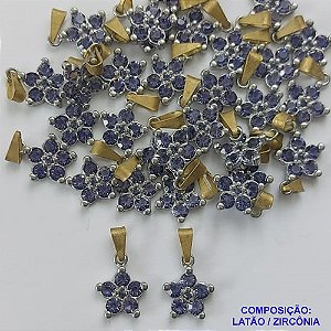 PINGENTE NO BRUTO PRONTO PARA O BANHO (CX32) - PINGENTE FLOR EM ZIRCÔNIA LILÁS - COMPOSIÇÃO: LATÃO / ZIRCÔNIA - TAMANHO 10MM -(MAD)  (VENDIDO POR UNIDADE) PESO TOTAL 0,9GR - BRU0001564