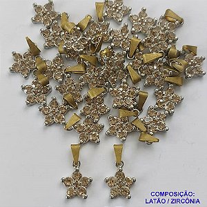 PINGENTE NO BRUTO PRONTO PARA O BANHO (CX32)- PINGENTE FLOR EM ZIRCÔNIA BEGE CLARA - COMPOSIÇÃO: LATÃO / ZIRCÔNIA - TAMANHO 10MM -  (VENDIDO POR UNIDADE) (MAD) PESO TOTAL 0,9GR - BRU0001565
