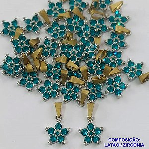 PINGENTE NO BRUTO PRONTO PARA O BANHO - (CX32)PINGENTE FLOR EM ZIRCÔNIA AZUL CLARO - COMPOSIÇÃO: LATÃO / ZIRCÔNIA - TAMANHO 10MM (MAD) -  (VENDIDO POR UNIDADE) PESO TOTAL 0,9GR - BRU0001570