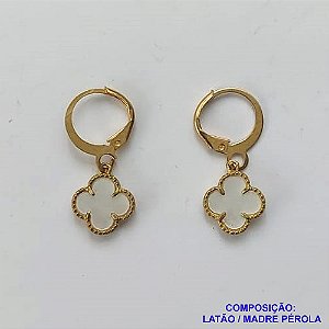 BRINCO NO BRUTO PRONTO PARA O BANHO -  BRINCO ARGOLINHA DE PRESSÃO (TRANQUETA) COM PINGENTE TIPO VAN CLEEF 11MM MADRE PÉROLA - PESO 1,6GR - BRU9756