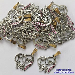 PINGENTE NO BRUTO PRONTO PARA O BANHO (CX33) - PINGENTE CORAÇÃO COM PALAVRA MÃE E BORBOLETA CRAVEJADO COM MICRO ZIRCONIAS ROSAS - COMPOSIÇÃO: ZIRCÔNIA / LATÃO - TAMANHO 17MM (MAD)-  PESO TOTAL 1,7GR - BRU0001573