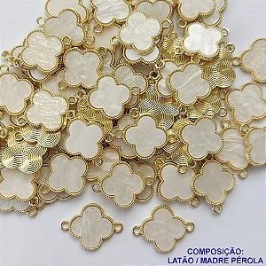 ACESSORIO NO BRUTO PRONTO PARA O BANHO - PINGENTE TIPO "VAN CLEEF" MADRE PÉROLA - COM DUAS ARGOLINHAS - TAMANHO 18MM - PESO 1,9GR - COMPOSIÇÃO: LATÃO / MADRE PÉROLA - (VENDIDA POR UNIDADE) - BRU0001590