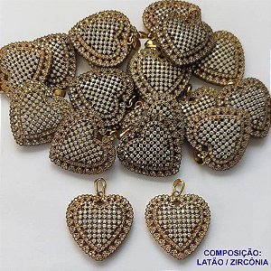 PINGENTE NO BRUTO PRONTO PARA O BANHO (CX32) - PINGENTE CORAÇÃO CRAVEJADO COM MICRO ZIRCÔNIA - COMPOSIÇÃO: LATÃO / ZIRCÔNIA - TAMANHO 25 X 26MM -  (VENDIDO POR UNIDADE) PESO TOTAL 4,5GR - BRU0001602