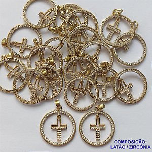 PINGENTE NO BRUTO PRONTO PARA O BANHO (CX24) - PINGENTE REDONDO CRUCIFIXO CRAVEJADO COM MICRO ZIRCÔNIA - COMPOSIÇÃO: LATÃO / ZIRCÔNIA - TAMANHO 22MM -  (VENDIDO POR UNIDADE) PESO TOTAL 2GR - BRU0001603
