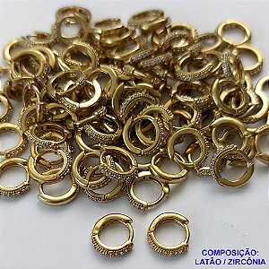 BRINCO NO BRUTO PRONTO BANHO (CX07) - BRINCO COM UMA FILEIRA DE MICRO ZIRCONIAS CRISTAIS - ARGOLINHA DE PRESSÃO (TRANQUETA) TAMANHO 9MM - LARGURA: 1,3MM - PESO TOTAL 0,8GR - BRU9807