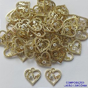 PINGENTE NO BRUTO PRONTO PARA O BANHO (CX32) - PINGENTE CORAÇÃO VAZADO COM PALAVRA LOVE CRAVEJADO COM MICRO ZIRCÔNIA - COMPOSIÇÃO: LATÃO / ZIRCÔNIA - TAMANHO 13MM -  (VENDIDO POR UNIDADE) PESO TOTAL 0,7GR - BRU0001604