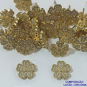 ACESSORIO BRINCO NO BRUTO PRONTO PARA O BANHO (CX38) - BRINCO DE PINO FORMATO FLOR CRAVEJADO EM MICRO ZIRCÔNIAS - TAMANHO 10MM - PESO TOTAL 1,8GR - COMPOSIÇÃO: LATÃO / ZIRCÔNIA  - BRU0001635