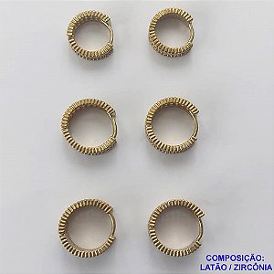 BRINCO NO BRUTO PRONTO PARA O BANHO - TAMANHO 15X6/13X5/11X4MM - TRIO EM FORMATO ARGOLA CRAVEJADO EM MICRO ZIRCÔNIAS- ARGOLA DE PRESSÃO (TRANQUETA) - PESO TOTAL 8,8GR - BRU9928