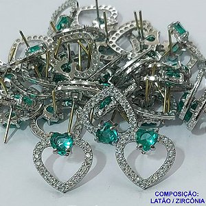 ACESSORIO BRINCO NO BRUTO PRONTO PARA O BANHO (CX38) - BRINCO DE PINO FORMATO CORAÇÃO CRAVEJADO EM ZIRCÔNIAS E PEDRA VERDE CLARA - TAMANHO 15MM - PESO TOTAL 2GR - COMPOSIÇÃO: LATÃO / ZIRCÔNIA (MAD)  - BRU0001636