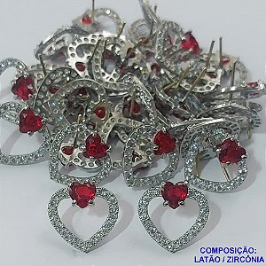 ACESSORIO BRINCO NO BRUTO PRONTO PARA O BANHO (CX38) - BRINCO DE PINO FORMATO CORAÇÃO CRAVEJADO EM ZIRCÔNIAS E PEDRA VERMELHO (MAD) - TAMANHO 15MM - PESO TOTAL 2GR - COMPOSIÇÃO: LATÃO / ZIRCÔNIA  - BRU0001639