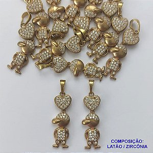 PINGENTE NO BRUTO PRONTO PARA O BANHO(CX15) - PINGENTE MENIN0 CRAVEJADO EM MICRO ZIRCÔNIAS - COMPOSIÇÃO: LATÃO / ZIRCÔNIA - TAMANHO 25MM - (VENDIDO POR UNIDADE) PESO TOTAL 2GR - BRU0001641