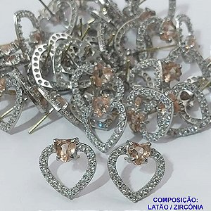 ACESSORIO BRINCO NO BRUTO PRONTO PARA O BANHO (CX38)- BRINCO DE PINO FORMATO CORAÇÃO CRAVEJADO EM ZIRCÔNIAS E PEDRA BEGE - TAMANHO 15MM - PESO TOTAL 2GR - COMPOSIÇÃO: LATÃO / ZIRCÔNIA (MAD)  - BRU0001644