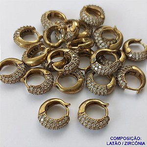 BRINCO NO BRUTO PRONTO BANHO (CX04) - BRINCO CRAVEJADO COM TRÊS FILEIRAS DE MICRO ZIRCONIAS - ARGOLINHA DE PRESSÃO (TRANQUETA) TAMANHO 14MM - LARGURA: 4MM - PESO TOTAL 3,6GR - BRU9953