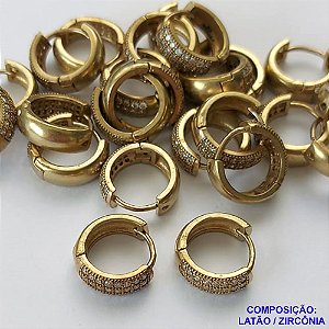 BRINCO NO BRUTO PRONTO BANHO (CX03)- BRINCO CRAVEJADO COM TRÊS FILEIRAS DE MICRO ZIRCONIAS - ARGOLINHA DE PRESSÃO (TRANQUETA) TAMANHO 14MM - LARGURA: 4MM - PESO TOTAL 3,3GR - BRU9957
