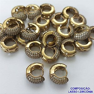 BRINCO NO BRUTO PRONTO BANHO (CX07) - BRINCO CRAVEJADO COM SEIS FILEIRAS DE MICRO ZIRCONIAS - ARGOLINHA DE PRESSÃO (TRANQUETA) TAMANHO 14MM - LARGURA: 5MM - PESO TOTAL 4,6GR - BRU9964