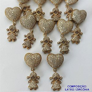 PINGENTE NO BRUTO PRONTO PARA O BANHO (CX09) - PINGENTE CORAÇÃO COM MENINA CRAVEJADO COM MICRO ZIRCONIAS - COMPOSIÇÃO: LATÃO / ZIRCÔNIA - TAMANHO 32MM -  PESO TOTAL 2,9GR - BRU0001661
