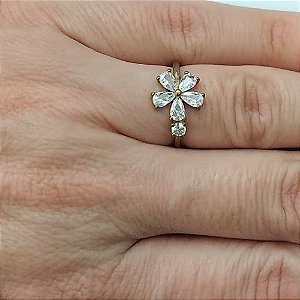 ANEL NO BRUTO PRONTO PARA O BANHO - ANEL FLOR COM PEDRAS EM ZIRCÔNIAS - PESO MEDIO 1,7GR - COMPOSIÇÃO: LATÃO / ZIRCÔNIA - ANEL000336