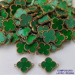 ACESSÓRIO NO BRUTO PRONTO PARA O BANHO - PINGENTE TIPO VAN CLEEF VERDE COM DUAS ARGOLINHAS - COMPOSIÇÃO: LATÃO / RESINA - TAMANHO 14MM -  (VENDIDO POR UNIDADE) PESO TOTAL 1GR - BRU0001715
