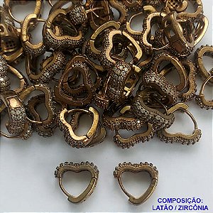 BRINCO NO BRUTO PRONTO BANHO (CX04) - BRINCO FORMATO CORAÇÃO COM TRÊS FILEIRAS DE MICRO ZIRCONIAS CRISTAIS - ARGOLINHA DE PRESSÃO (TRANQUETA) TAMANHO 15MM - LARGURA: 4,4MM - PESO TOTAL 4,3GR - BRU10034