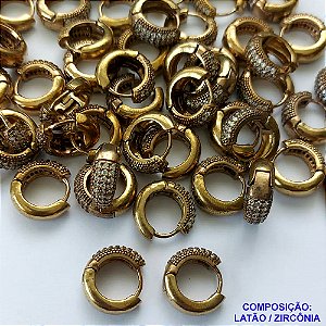 BRINCO NO BRUTO PRONTO BANHO (CX07) - BRINCO COM DUAS FILEIRAS DE MICRO ZIRCONIAS CRISTAIS - ARGOLINHA DE PRESSÃO (TRANQUETA) TAMANHO 15MM - LARGURA: 4,4MM - PESO TOTAL 3,9GR - BRU10055