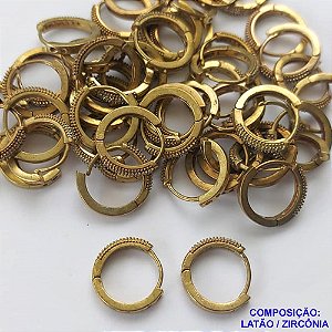 BRINCO NO BRUTO PRONTO BANHO (CX04) - BRINCO COM UMA FILEIRA DE MICRO ZIRCONIAS CRISTAIS - ARGOLINHA DE PRESSÃO (TRANQUETA) TAMANHO 15MM - LARGURA: 1,7MM - PESO TOTAL 2GR - BRU10073