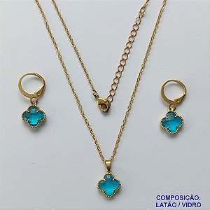 CONJUNTO NO BRUTO PRONTO PARA O BANHO - GARGANTILHA COM CORRENTE CADEADO DE 45CM - PINGENTE E BRINCOS TIPO VAN CLEEF 10MM EM VIDRO AZUL CLARO - BRINCOS ARGOLA DE PRESSÃO - PESO TOTAL: 4,8GR - BRU10145