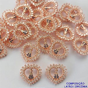 PINGENTE NO BRUTO PRONTO PARA O BANHO - PINGENTE CORAÇÃO NOSSA SRA APARECIDA VAZADA COM PEDRAS EM ZIRCÔNIAS - COMPOSIÇÃO: LATÃO / ZIRCÔNIA - TAMANHO 20X21MM -  CX 24 PESO TOTAL 3,3GR - BRU0001766
