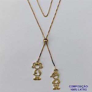 GARGANTILHA NO BRUTO PRONTO PARA O BANHO - COM CORRENTE VENEZIANA DE 70CM -" TIPO GRAVATINHA " AJUSTÁVEL - COM PINGENTES MENINOS E MENINAS - PESO TOTAL 3,8GR - BRU10175