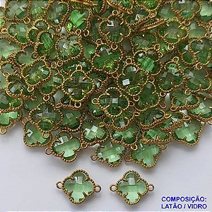 ACESSÓRIO NO BRUTO PRONTO PARA O BANHO - PINGENTE TIPO VAN CLEEF VERDE COM DUAS ARGOLINHAS - COMPOSIÇÃO: LATÃO / VIDRO - TAMANHO 10MM - (VENDIDO POR UNIDADE) PESO TOTAL 0,7GR - BRU0001787