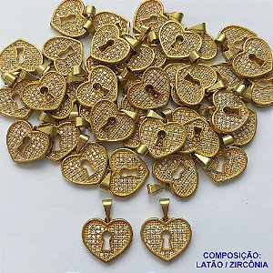 PINGENTE NO BRUTO PRONTO PARA O BANHO - PINGENTE CORAÇÃO COM FECHADURA CRAVEJADO COM MICROS ZIRCÔNIAS - COMPOSIÇÃO: LATÃO / ZIRCÔNIA - TAMANHO 16MM - PESO TOTAL 2,3GR - BRU0001796