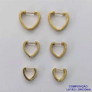 BRINCO NO BRUTO PRONTO PARA O BANHO(CX58) - TRIO DE BRINCO  - TAMANHOS 16/14/12MM - LARGURA 3MM TRIO DE ARGOLA DE PRESSÃO(TRANQUETA) FORMATO EM CORAÇÃO CRAVEJADO COM 2 FILEIRAS EM MICRO ZIRCÔNIAS - PESO TOTAL 8,8GR - BRU10211